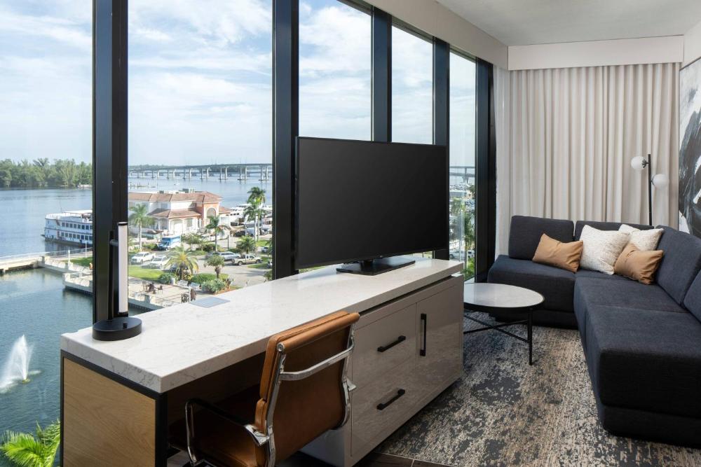Balcony Suite and Wet Bar, 1 Bedroom 2 room Suite, 1 King interior